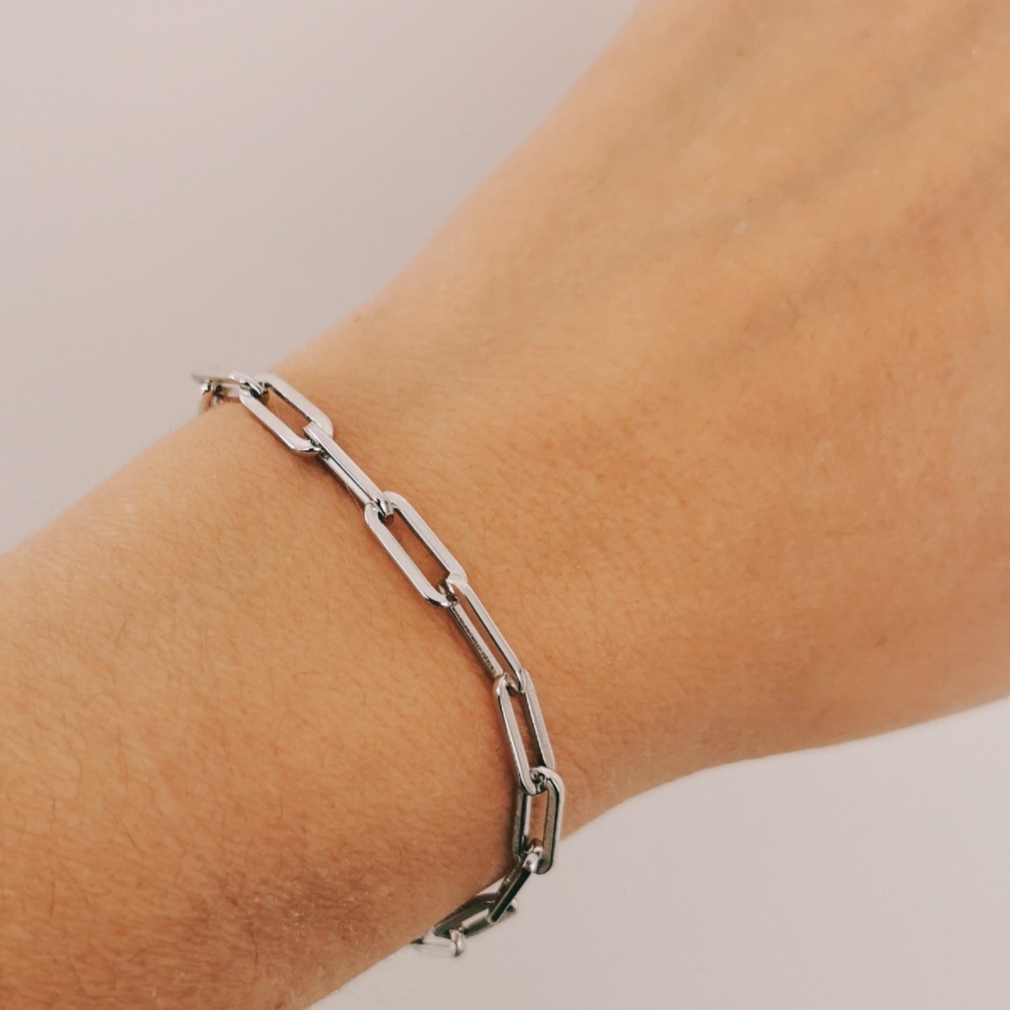 Women wearing a 925 sterling silver link bracelet