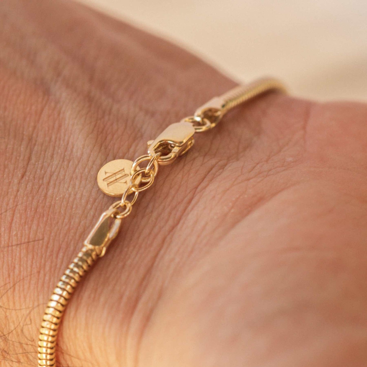 Adjustable clasp of the men's 18ct gold mamba bracelet