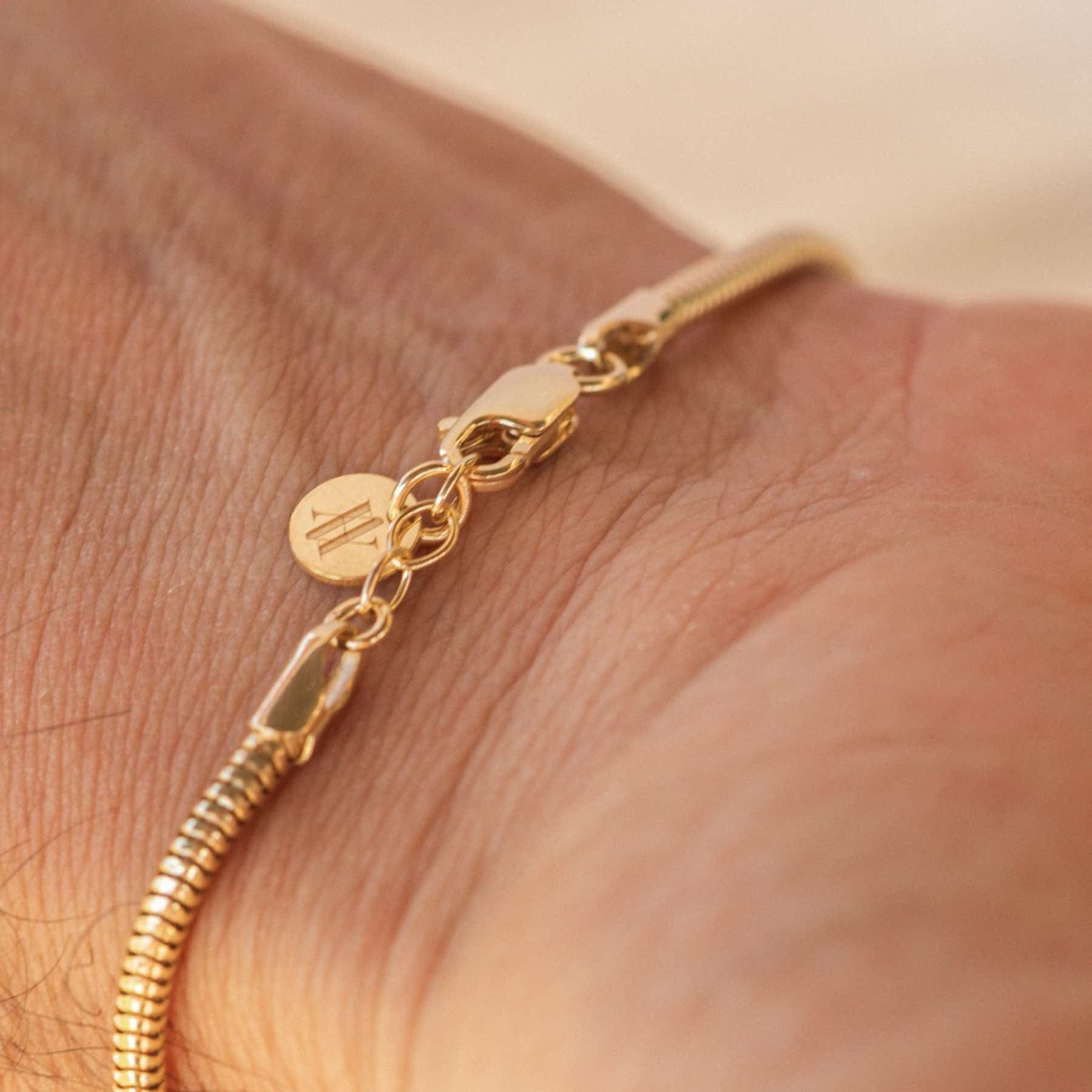 Adjustable clasp of the men's 18ct gold mamba bracelet