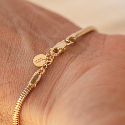 Adjustable clasp of the men's 18ct gold mamba bracelet