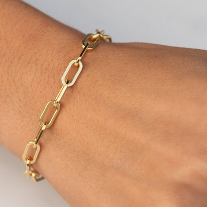 Heavy 18k gold-plated link chain bracelet on the wrist of a woman
